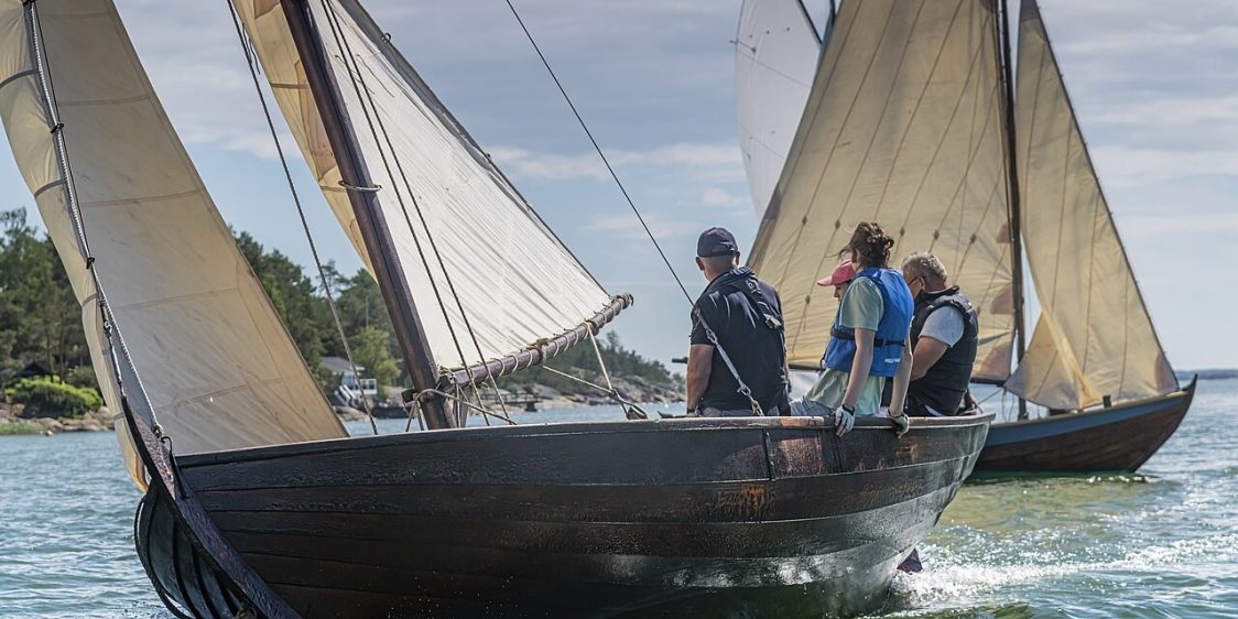 Perinteisten talonpoikaisveneiden purjehduskisa Kustavissa 2021.
