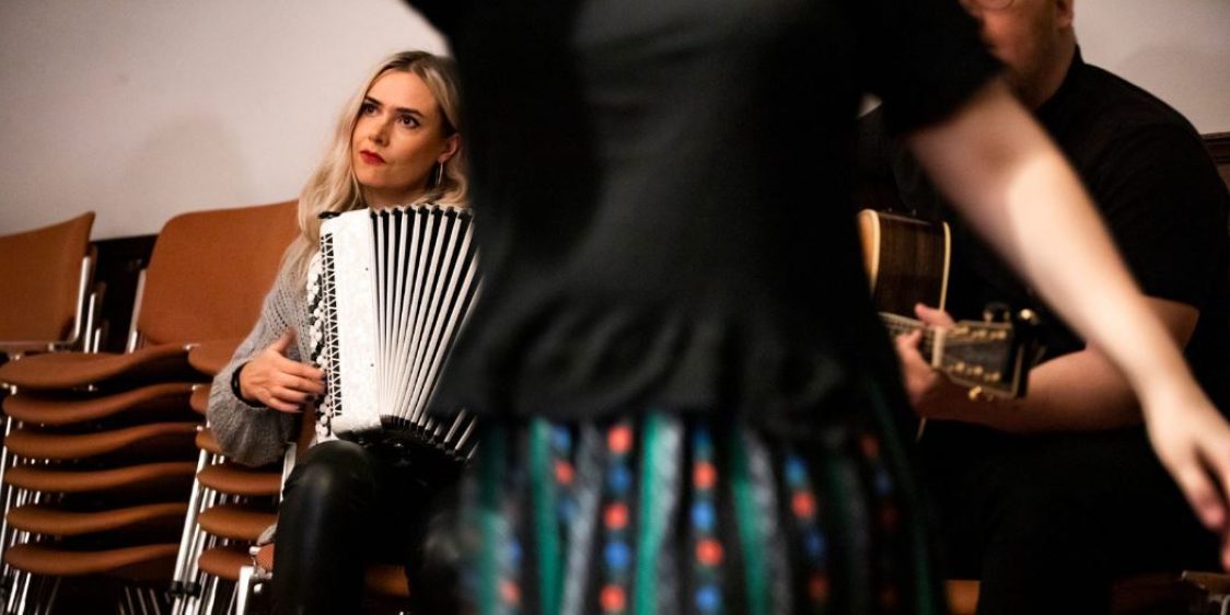 Kansantanssijameissa tanssitaan haitarin ja kitaran tahtiin Helsingissä.
Valokuvaaja: OKM Emilia Anundi Kansantanssijameissa tanssitaan haitarin ja kitaran tahtiin Helsingissä.