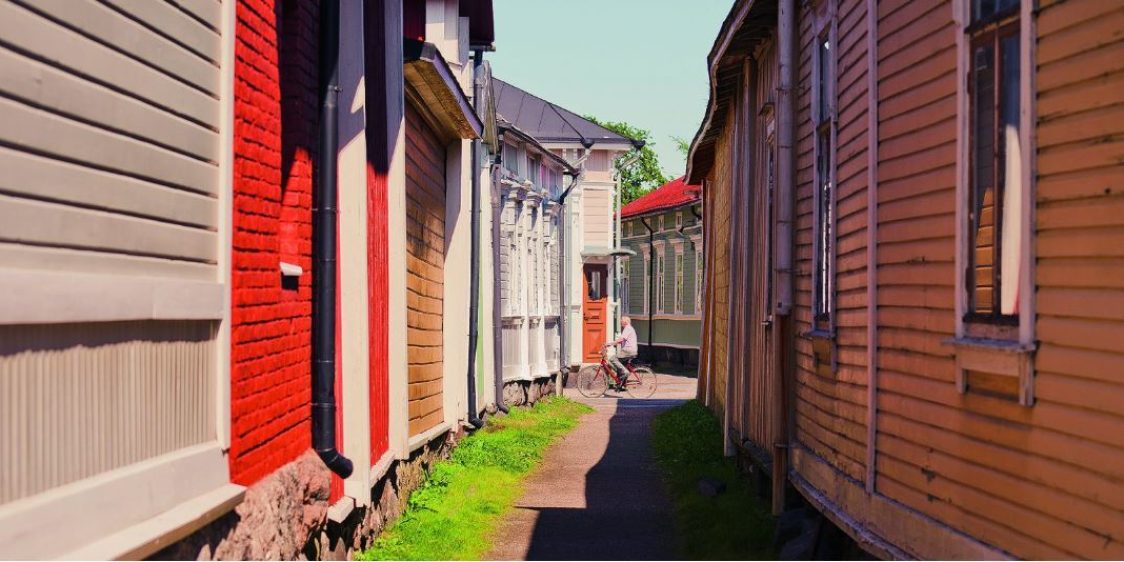 Vanha Rauma. Jussi Hellsten/ Visit Finland. Puutaloja kapealla kujalla. Vanha Rauma. Jussi Hellsten/ Visit Finland. Puutaloja kapealla kujalla.