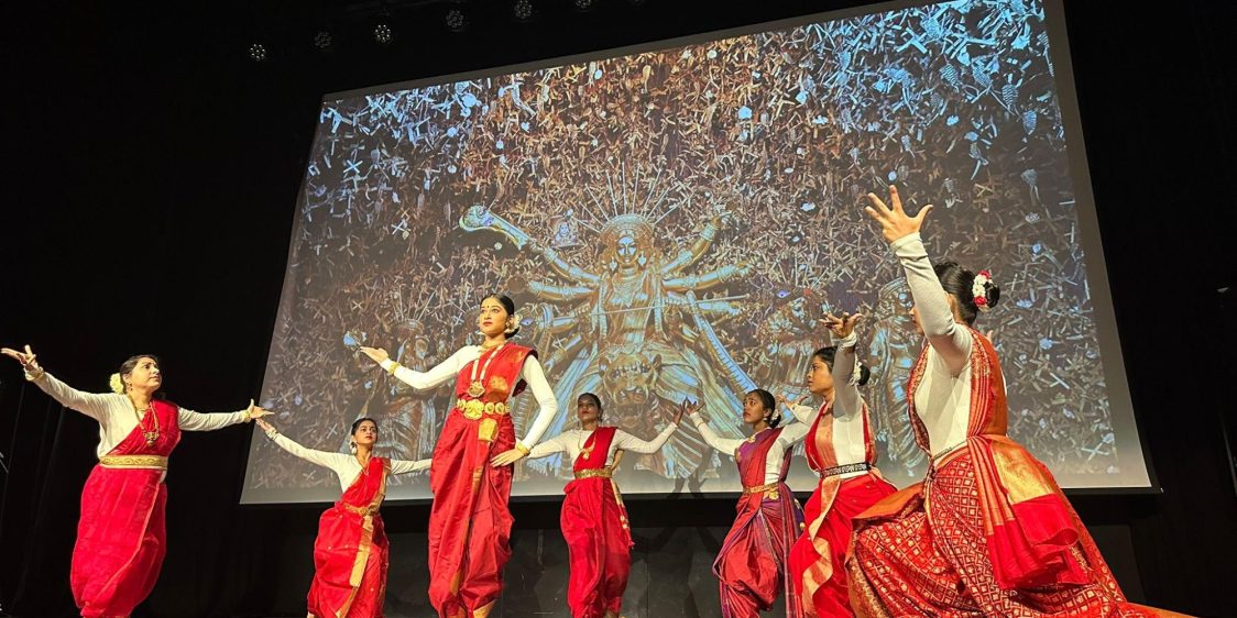 Bengalilaisten yhteisön jäsenten intialainen tanssiesitys Durga Pujan aikana Espoossa vuonna 2023.