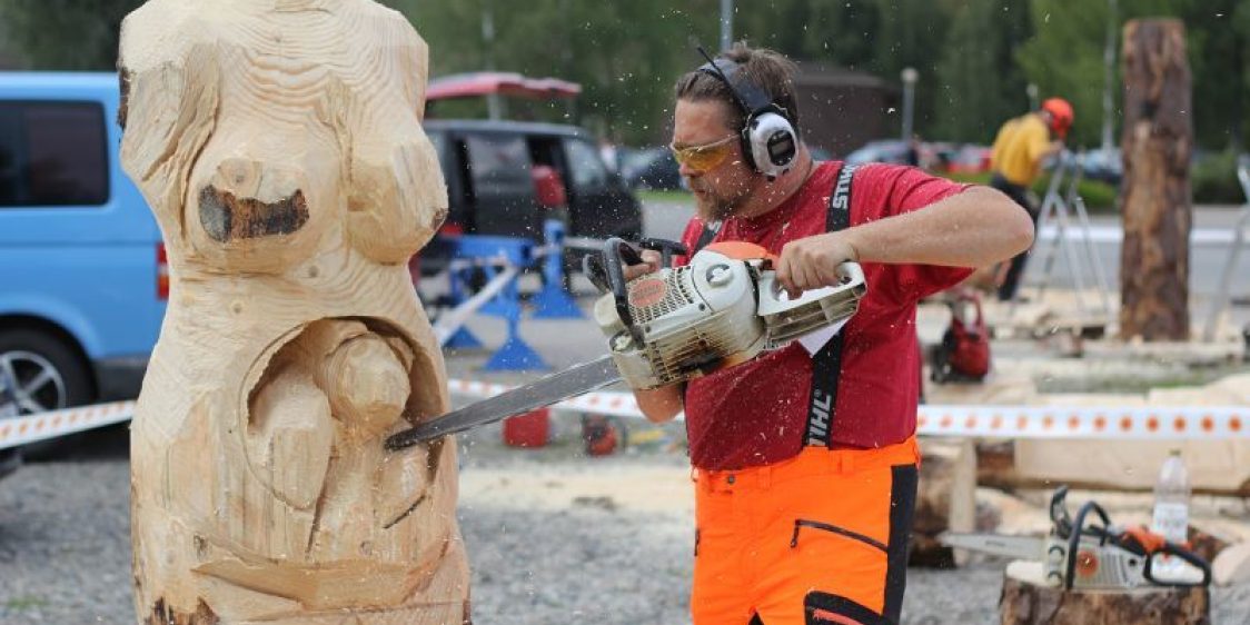 Juha Kakela veistaa Karhufestivaali 2016 Kuva Eero Knaapi MSL arkisto Juha Kakela veistaa Karhufestivaali 2016 Kuva Eero Knaapi MSL arkisto