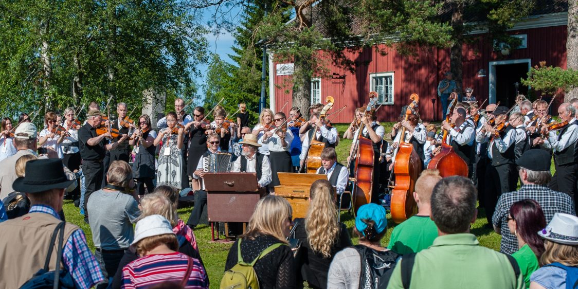 Musiikkiesitys Kaustisen kansanmusiikkijuhlilla.