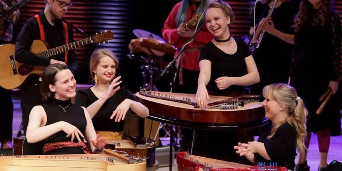 Siba Folk Big Bandin kanteleensoittajat valokuvannut Heikki Tuuli 2017