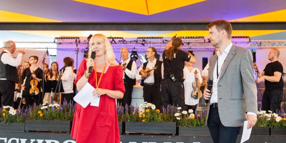 Leena Marsio puhumassa Kaustisen kansanmusiikkijuhlilla. Leena Marsio puhumassa Kaustisen kansanmusiikkijuhlilla.